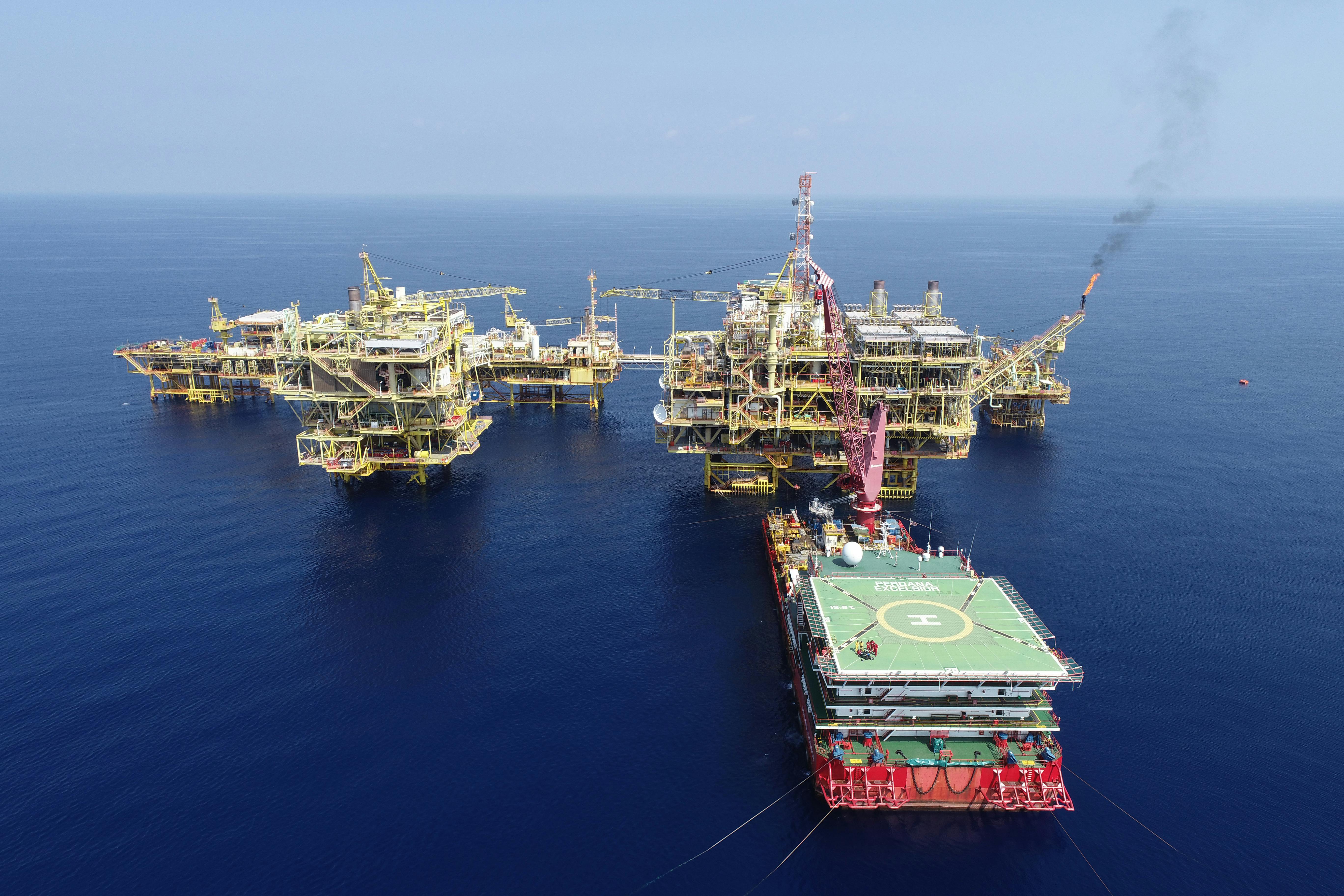 Offshore oil platform